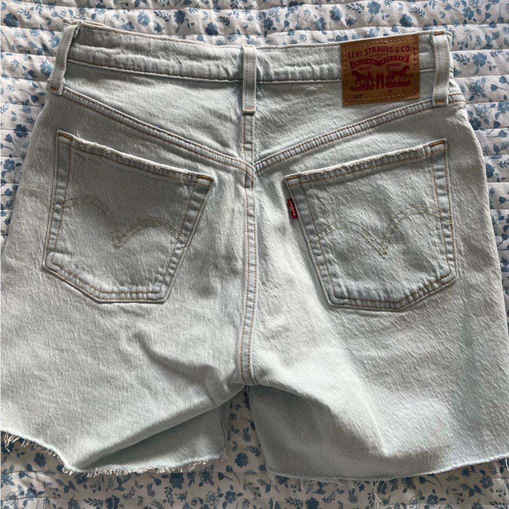 Levi’s high wasted shorts size 27